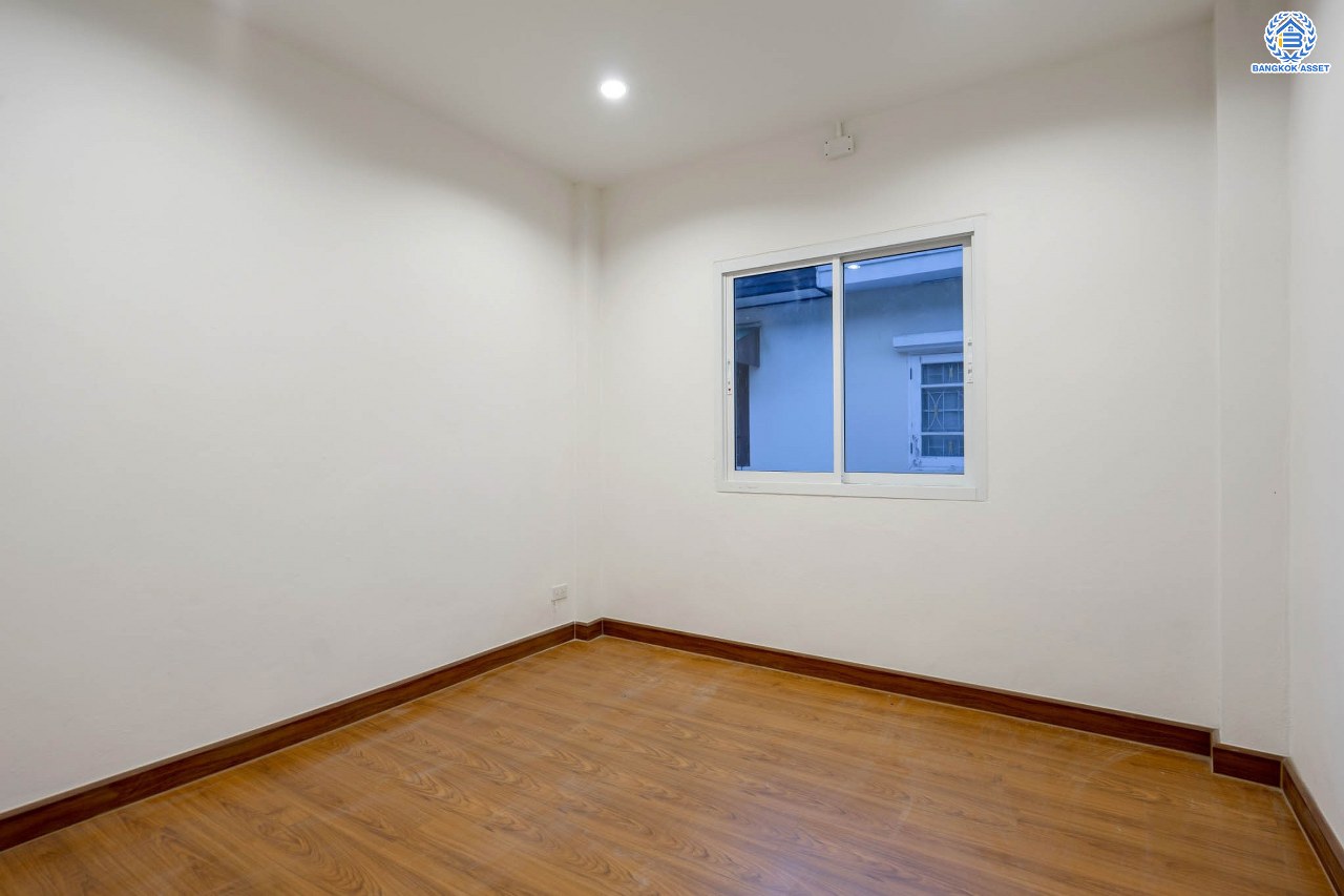 บ้านมือสองตกแต่งใหม่ โครงการ นันทนาการ์เด้น-พาร์คเพลส 345 ราชพฤกษ์-ติวานนท์ เนื้อที่ 27 ตร.ว. ฟังก์ชัน 3 ห้องนอน 2 ห้องน้ำ จอดรถได้ 2 คัน บรรยากาศเงียบสงบเป็นส่วนตัว สิ่งอำนวยความสะดวกมากมาย! บนทำเลศักยภาพ เชื่อมต่อถนนราชพฤกษ์ ใกล้จุดขึ้นทางด่วน "ศรีสมาน"